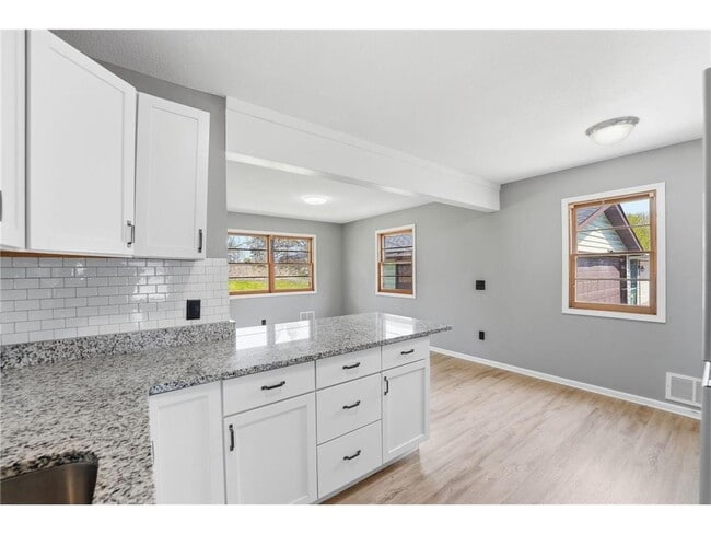 Building Photo - 1697 Rose Pl W
