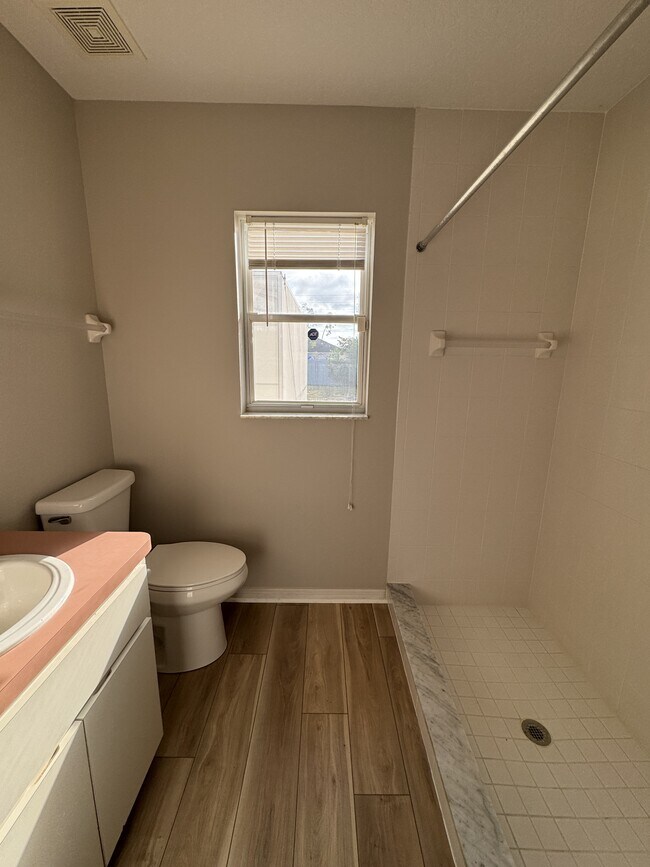 Building Photo - 5100 Mentmore Ave