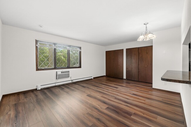 Building Photo - Renovated Lower Studio Apartment Available at our Cedar View Apartments