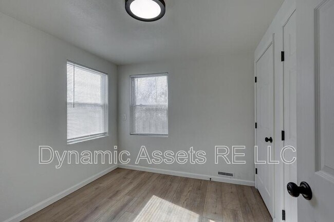 Building Photo - 410 Fieldcrest Dr