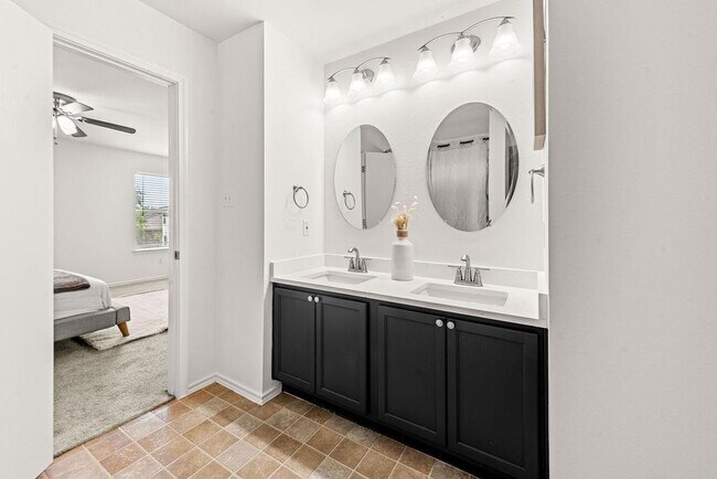 Building Photo - 525 Meadow Park Dr