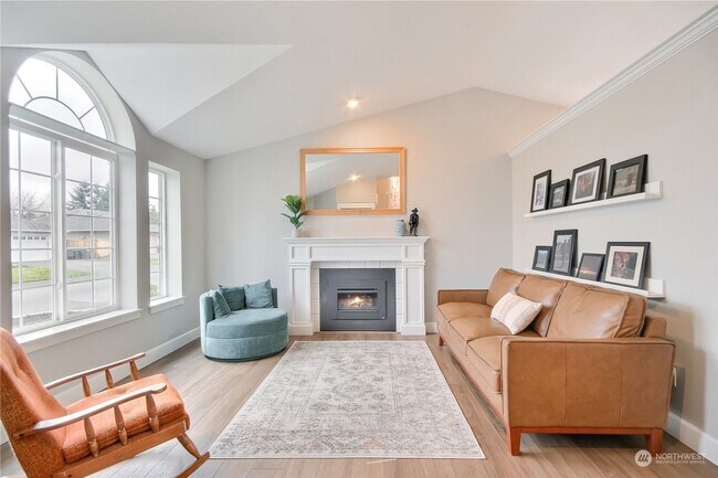 Building Photo - Well Maintained 3 Bed 2.5 Bath for Rent!