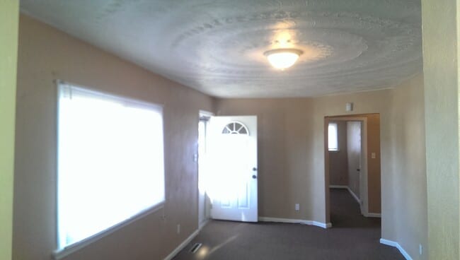 Building Photo - 3BR 1.5BA Single family home