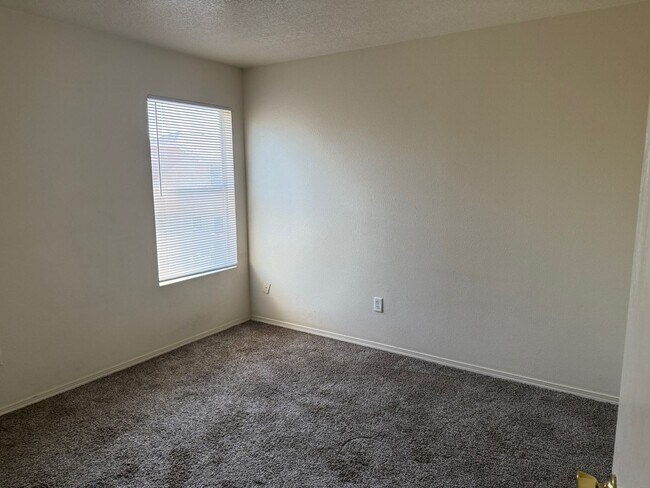 Building Photo - 4 Br, 2.5 Bath, loft upstairs, landscaped ...