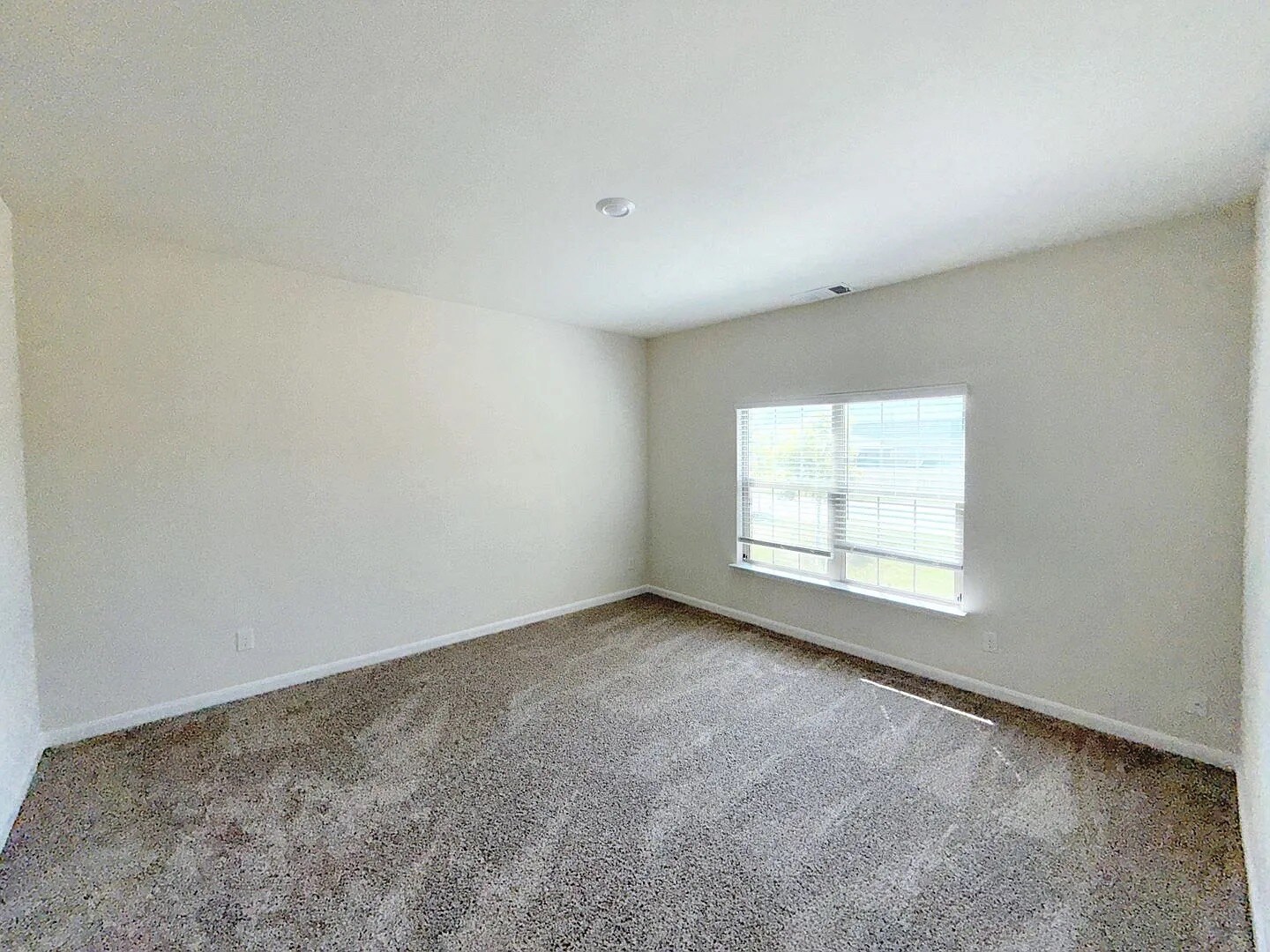 Building Photo - Room in House on Serena Dr