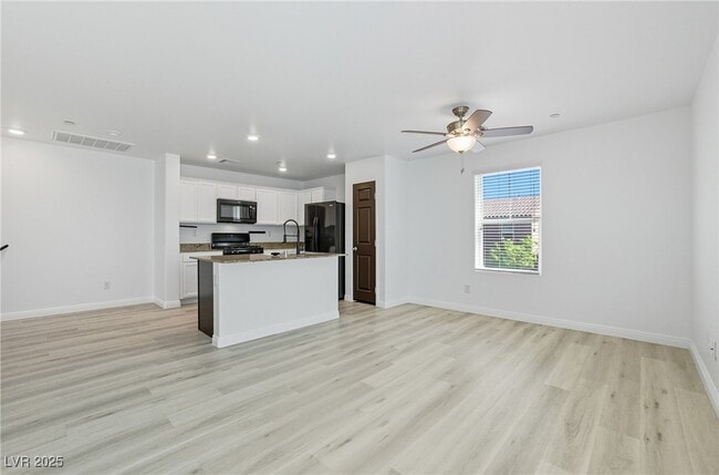 Building Photo - 4575 Pencester St