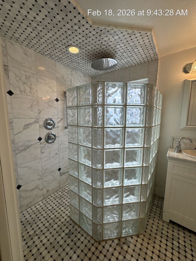 Building Photo - Woodlake Home! Available Now!