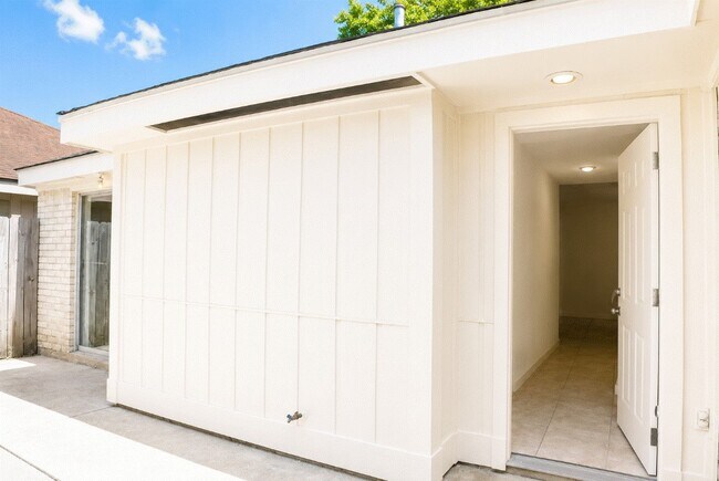 Building Photo - 11118 High Star Dr