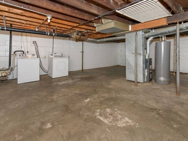 Building Photo - 2706 Crown Point Avenue