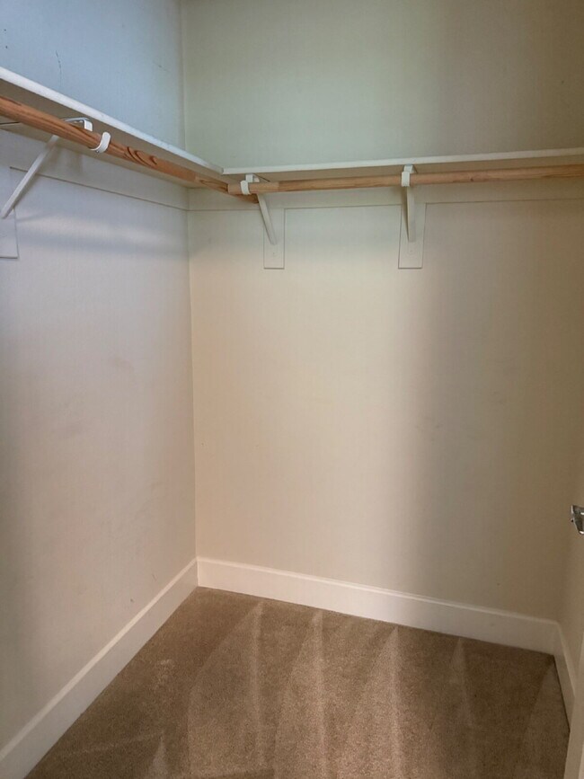 Building Photo - Gorgeous 4 Bed, 3.5 Bath End Unit Townhome in Perfect Dublin Location