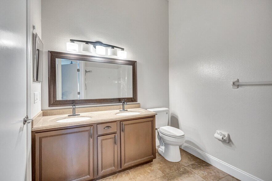 Building Photo - 12450 Berkeley Square Dr