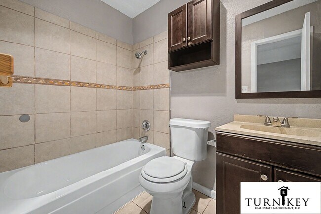 Building Photo - 913 Springhill Dr