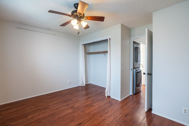 Building Photo - 2 bedroom / 1 1/2 bath / 2 parking condo i...