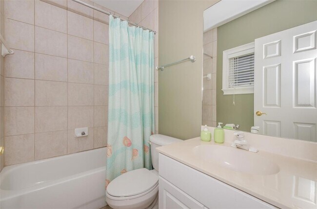 Building Photo - 3410 W Bay Villa Ave