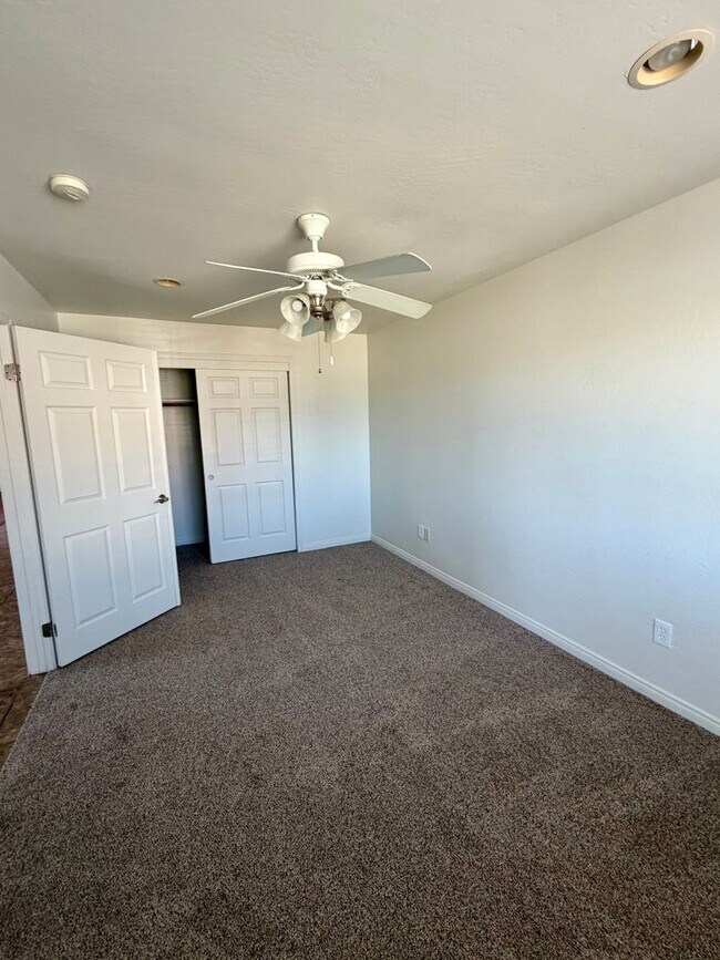Building Photo - 118 Emerald Isle Way