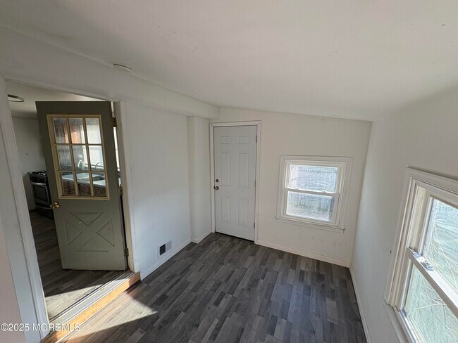 Building Photo - 276 Linden Ave