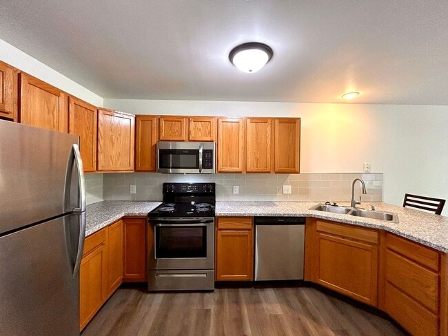 Building Photo - Four Bedroom Duplex in Cascade
