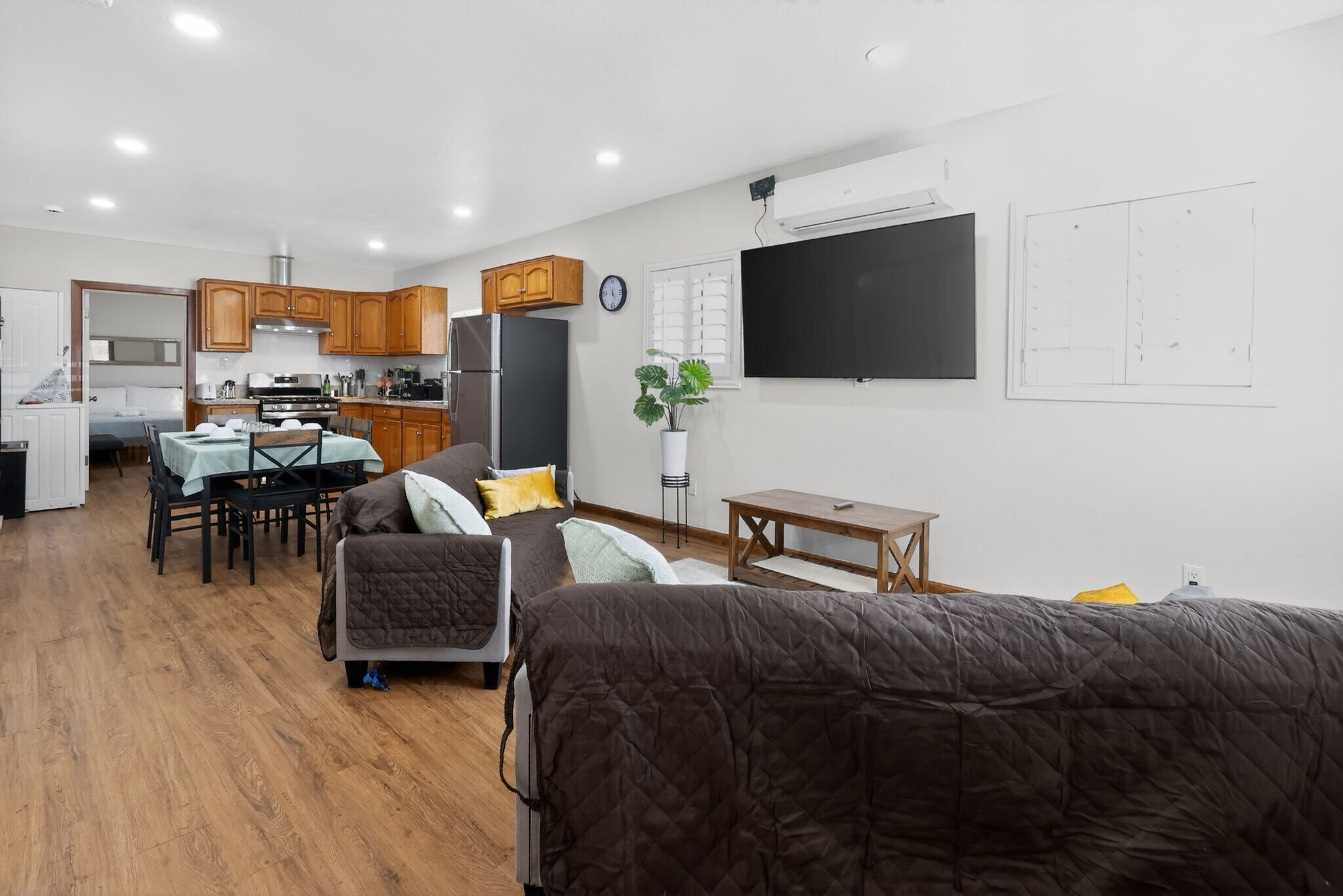 Building Photo - 917 W 62nd Pl