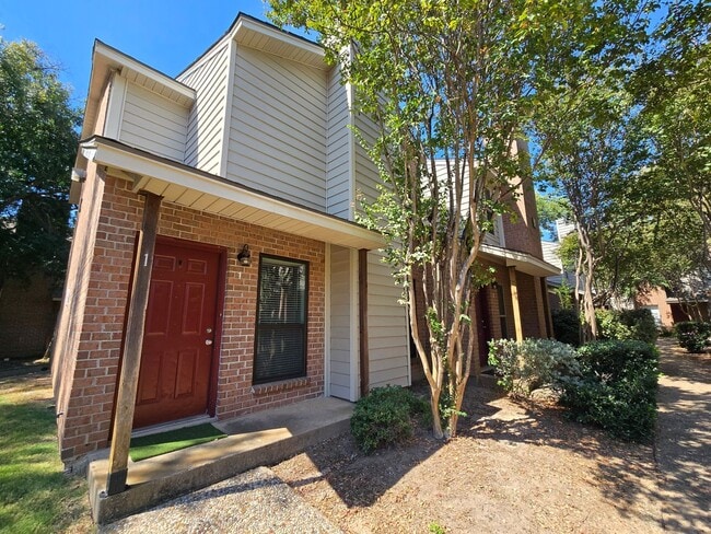 Building Photo - College Station -2 bedroom/ 2.5 bath - 2 story condo -Complex has a Pool.