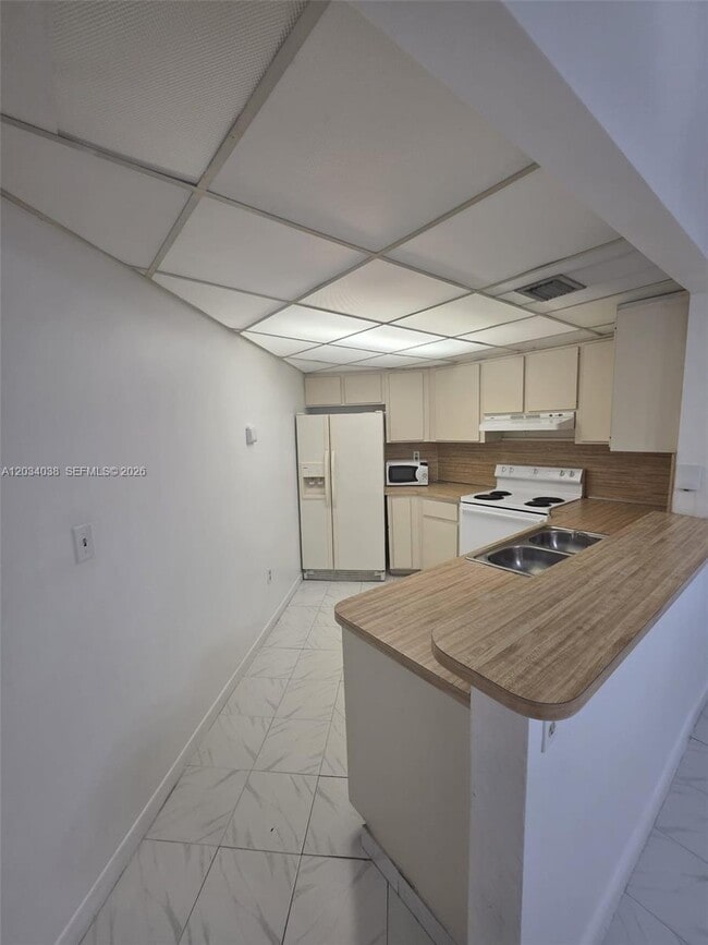Building Photo - 9429 Fontainebleau Blvd