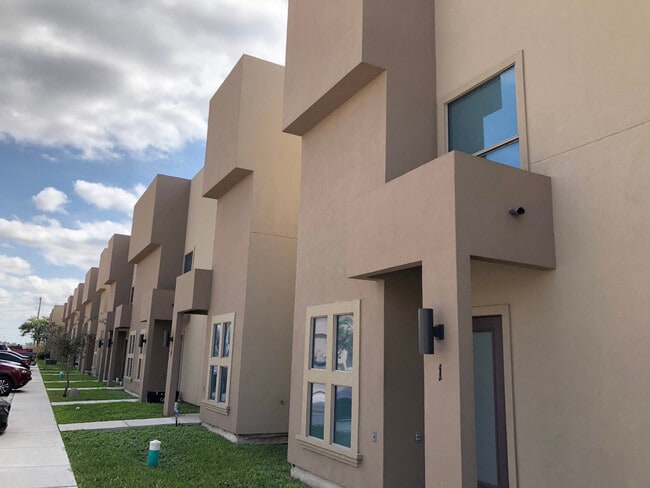 Building Photo - 2550 Weslaco Rd