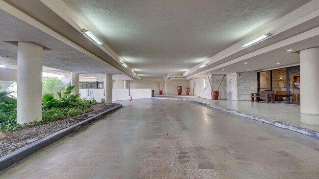 Building Photo - 2555 Collins Ave