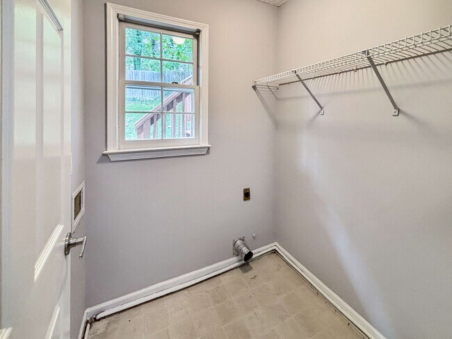 Building Photo - Beautiful and Comfortable Home in Mableton!
