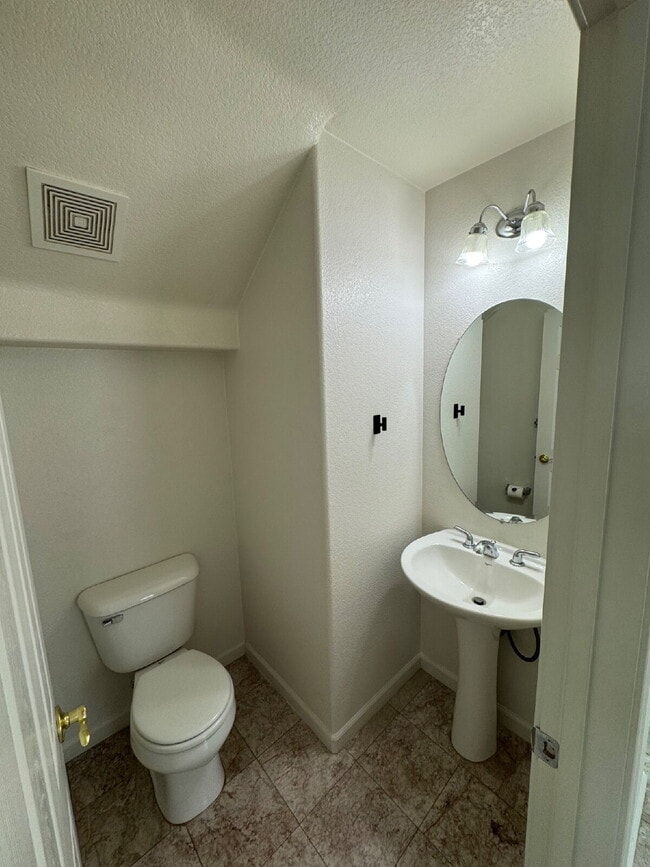 Building Photo - Beautiful 3 Bed, 2.5 Bath Green Valley Sin...