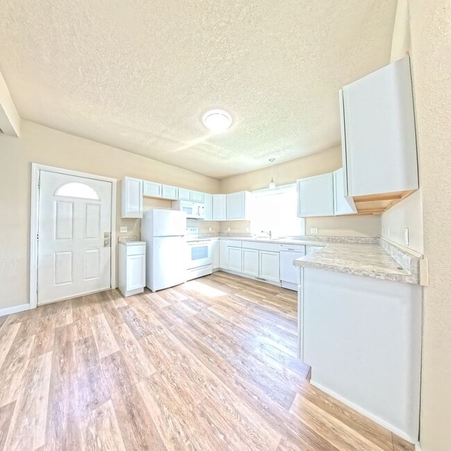 Building Photo - Updated 6 bedroom 2 bathroom home