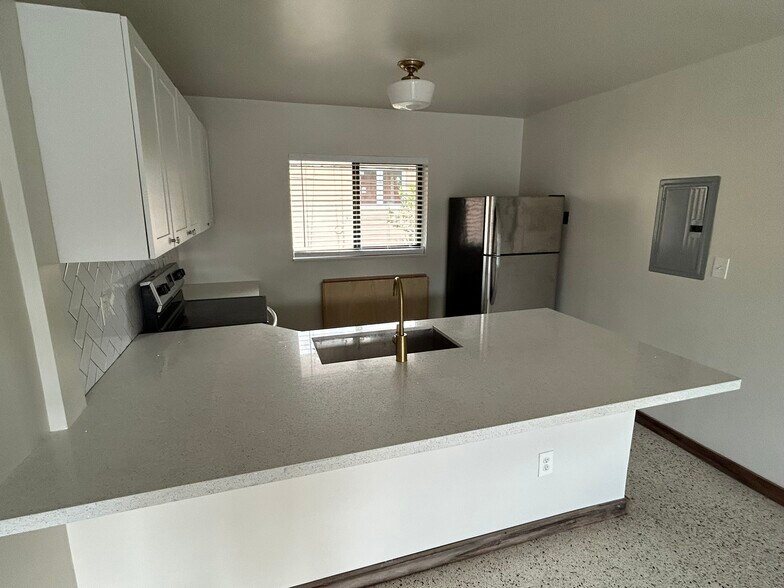 Building Photo - 910 SW 4th Ave