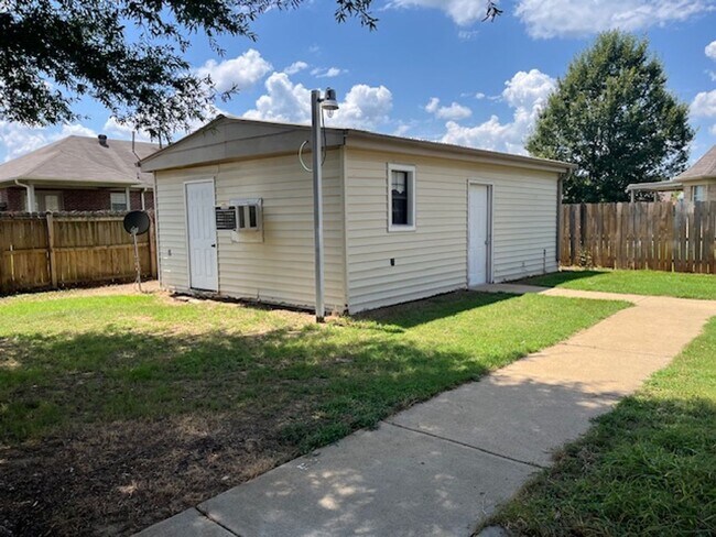 Building Photo - Very Nice 3 Bedroom 2 Bath Home with a Fen...