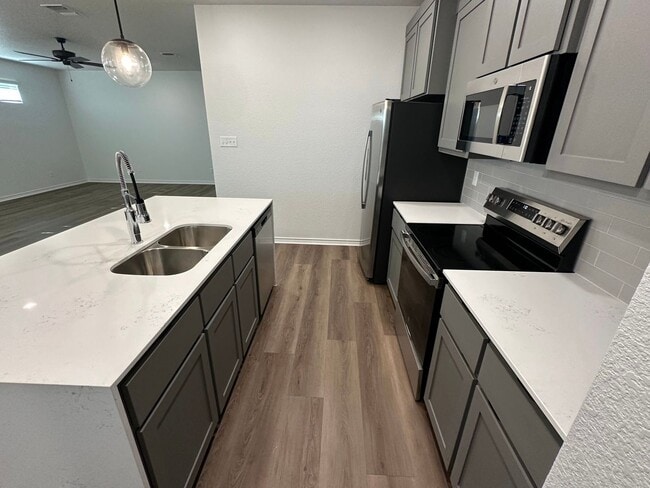 Building Photo - AVAILABLE NOW!