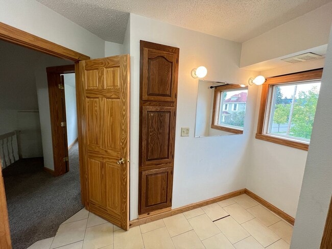 Building Photo - Spacious 3bd/2ba - AVAILABLE NOVEMBER!