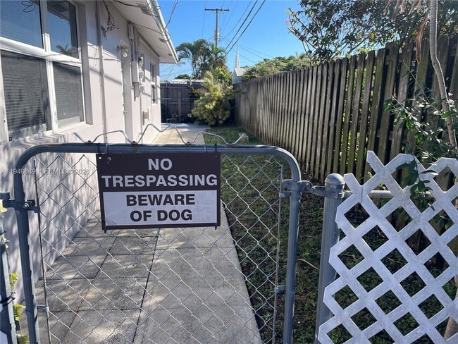 Building Photo - 5550 NE 20th Terrace