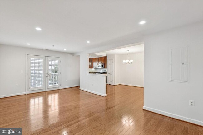 Building Photo - 4149 S Four Mile Run Dr