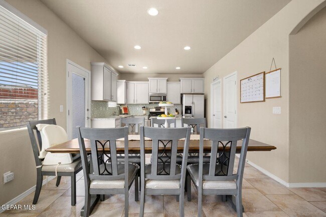 Building Photo - 3825 Loma Reina