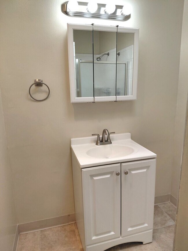 Building Photo - Memorial Apartments- Spacious  Clean 2 Bed...