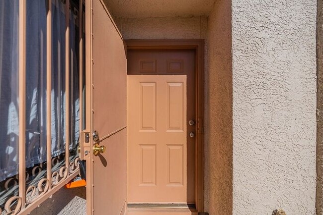 Building Photo - 2434 N Palo Hacha Dr