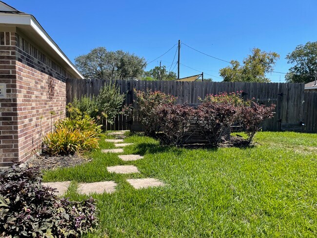 Building Photo - 6122 Stoney Brook Dr