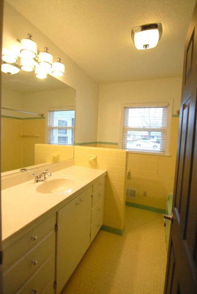 Building Photo - Mid-century style 3 bedroom 2 bath brick r...