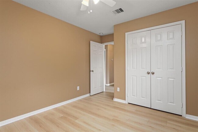 Building Photo - 1602 Village Townhome Dr