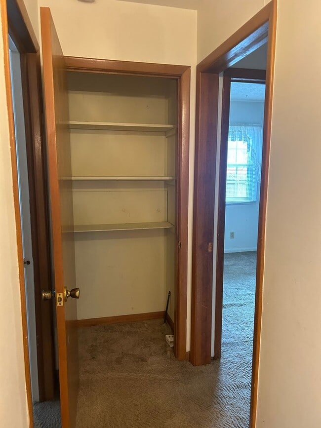 Building Photo - Very spacious 4 bedroom, 2 bath home in Kickapoo Schools! This will go fast!