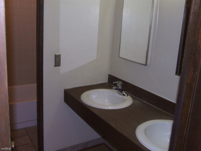 Building Photo - 4 br, 2 bath  - 808 Oakland 201