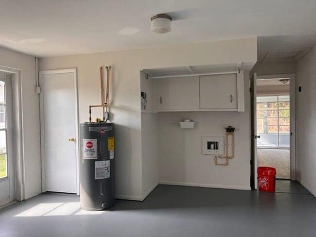 Building Photo - MOVE-IN READY!  2BR/2BA/1CG IN VENICE EAST