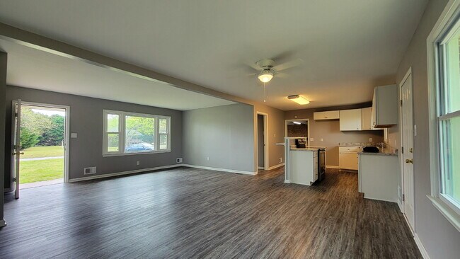 Building Photo - Spacious 3 Bedroom Home in District 6 – Re...