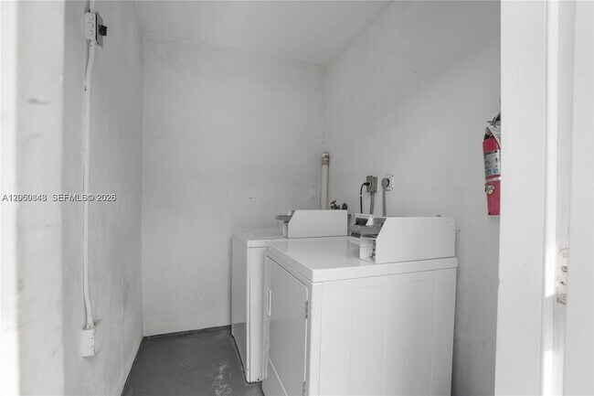 Building Photo - 932 Moffett St