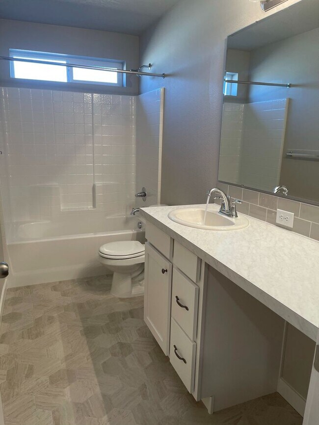 Building Photo - 4 bedroom 2 bath large loft area upstairs / All bedrooms downstairs