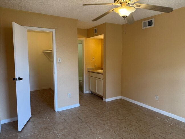 Building Photo - 2750 Holly Hall St