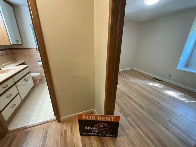 Building Photo - 4 bdrm 3 bth plus a Den/office Home 2 Car ...