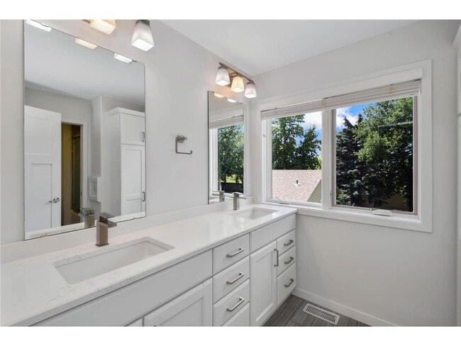 Building Photo - 154 Beaton Dr W